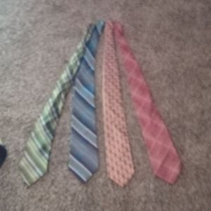 Four tie set